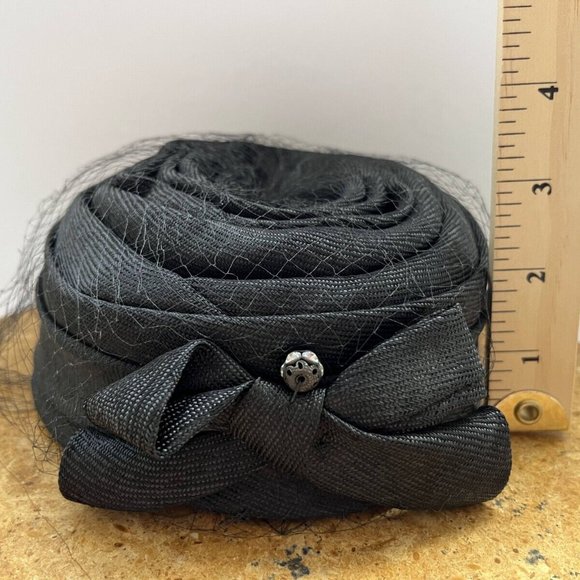 Vintage Women's Black Mesh Veil Pillbox Fascinator Party Cap w/ Bow and Rose Gem - Picture 12 of 13